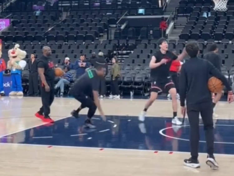 Kaiyun Sports-身体对抗有提升？杨瀚森赛前热身时撞倒黑人助教